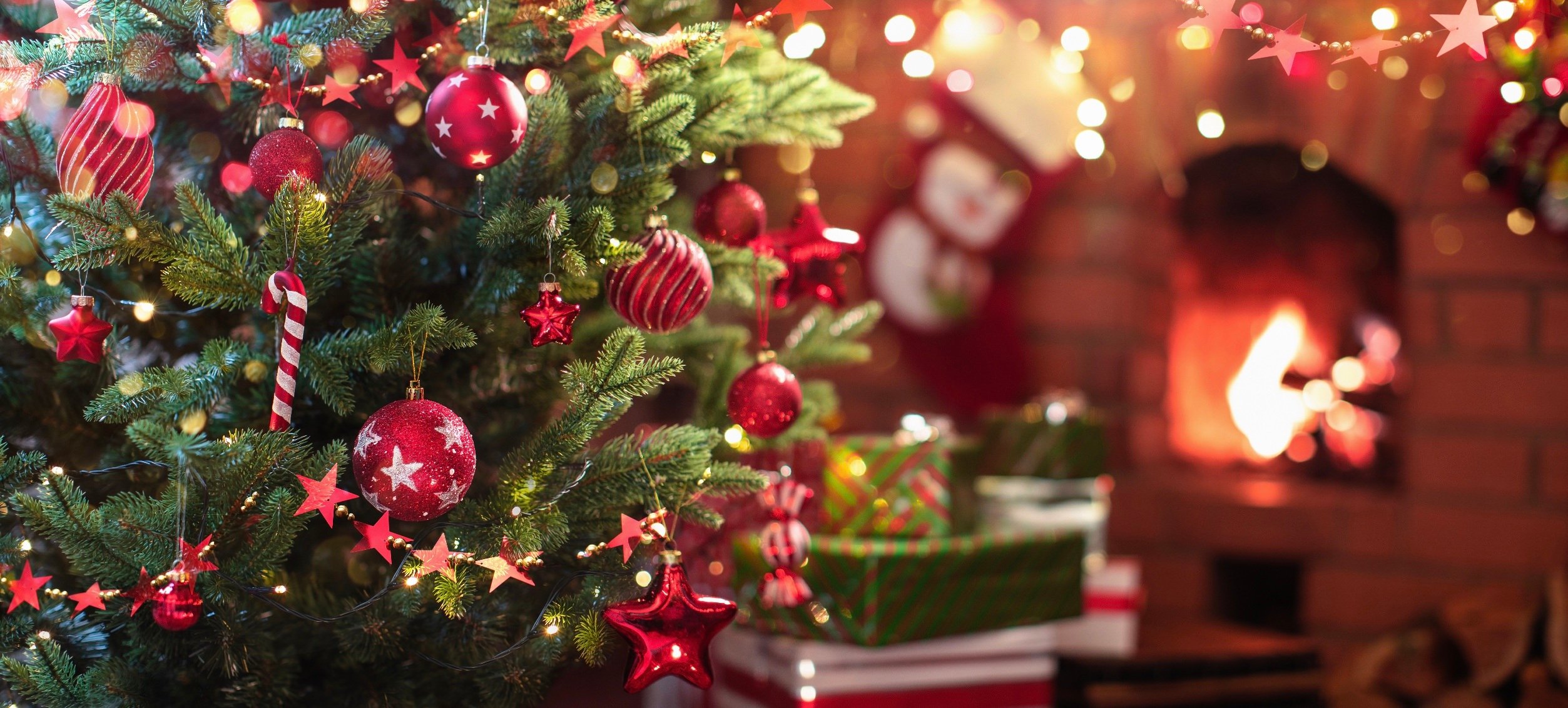 4-Προτάσεις-για-Χριστουγεννιάτικο-δέντρο-σε-κόκκινο-χρώμα!