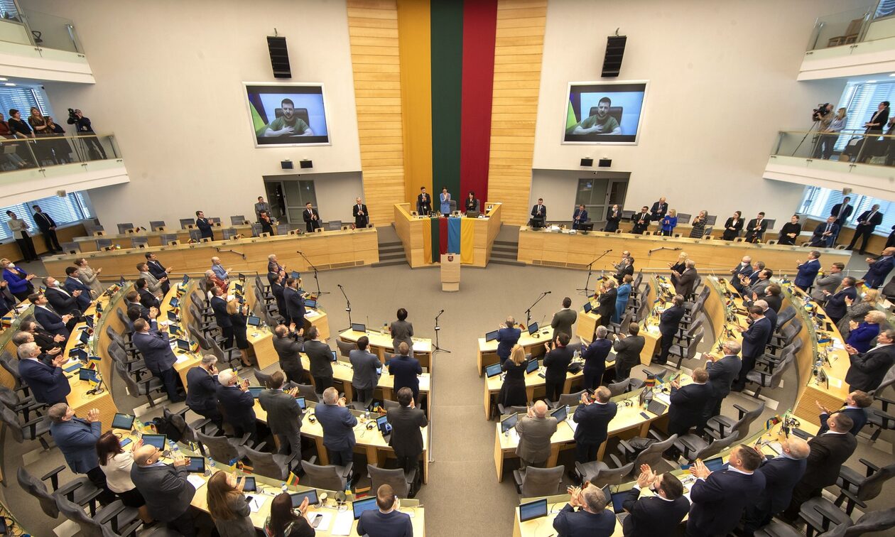 Λιθουανία:-Απαγορεύει-σε-Ρώσους-και-Λευκορώσους-την-οπλοκατοχή
