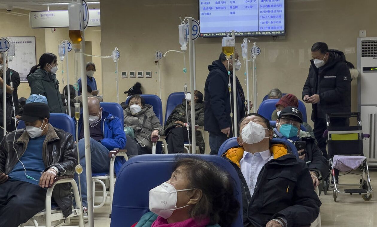 Κίνα:-Τα-νοσοκομεία-ξεμένουν-από-κρεβάτια-–-Σενάρια-για-2-εκατ.νεκρούς