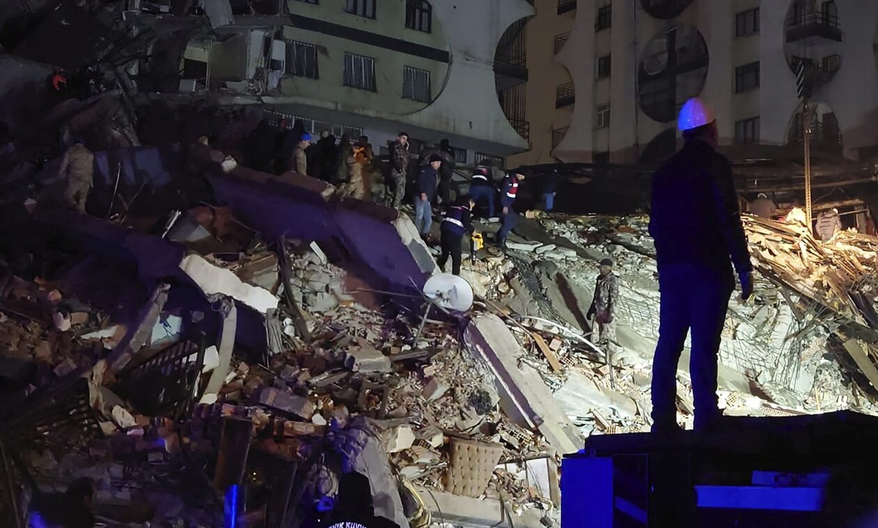 Σεισμός-στην-Τουρκία:-Πάνω-από-1.800-νεκροί,-εικόνες-Αποκάλυψης-στα-χαλάσματα