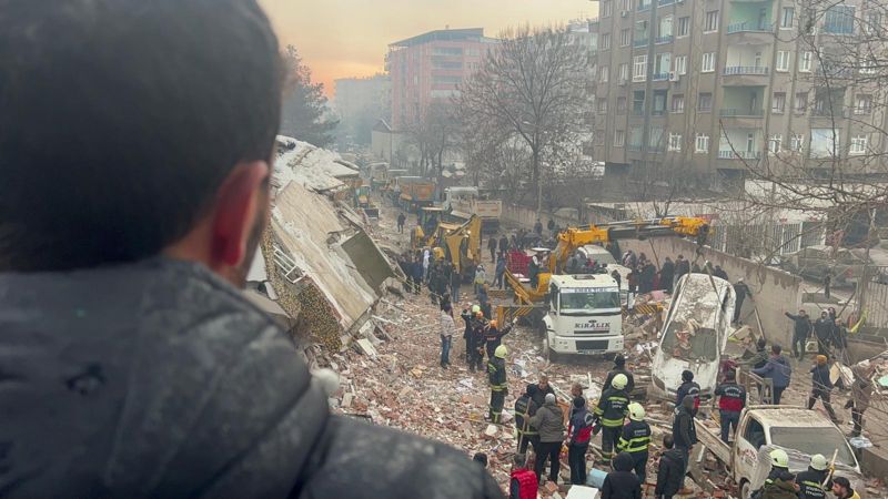 Τουρκία:-Η-μαρτυρία-δημοσιογράφου-από-το-κτίριο-που-κατέρρευσε-στο-Ντιαρμπακίρ