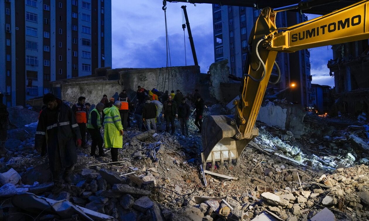 Σεισμός-στην-Τουρκία:-Ξεπέρασαν-τους-3.800-οι-νεκροί-–-Κατέρρευσαν-χιλιάδες-κτήρια