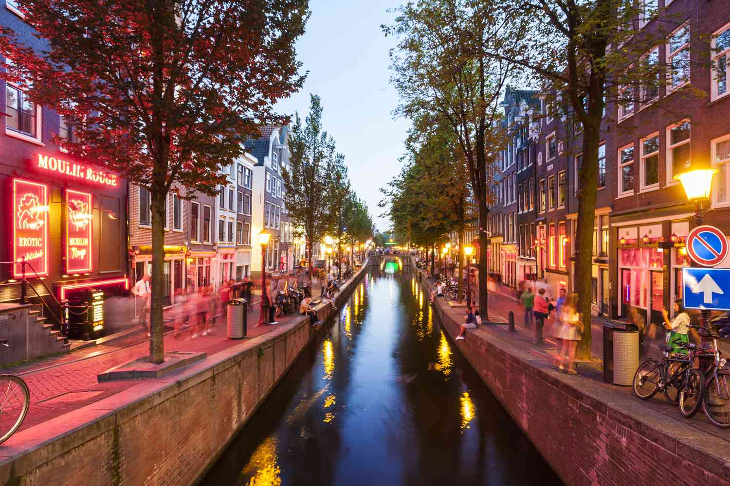 Τέλος-εποχής-για-το-Άμστερνταμ-–-Απαγορεύουν-την-χρήση-κάνναβης-στα-«Κόκκινα-Φανάρια»