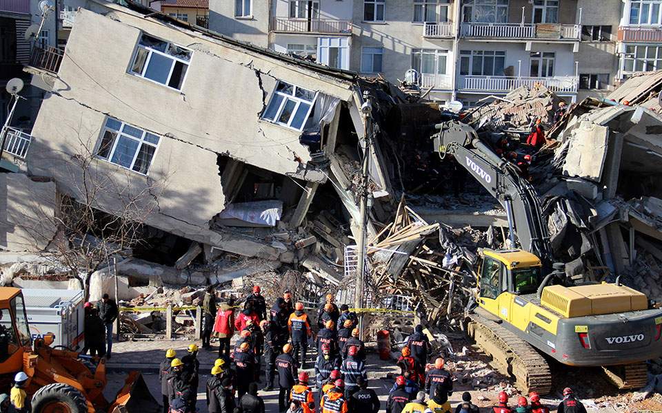 Σεισμός-στην-Τουρκία:-«Οικογένειες-θέλουν-να-έχουν-την-ευκαιρία-μιας-αξιοπρεπούς-ταφής»-λέει-χειριστής-εκσκαφέα