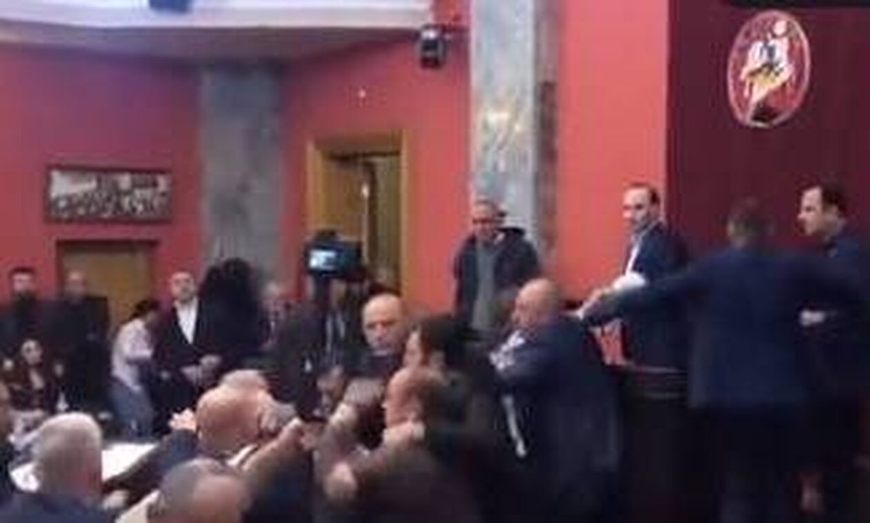 Γεωργία:-Βουλευτές-«πιάστηκαν»-στα-χέρια-στο-κοινοβούλιο-–-bίντεο
