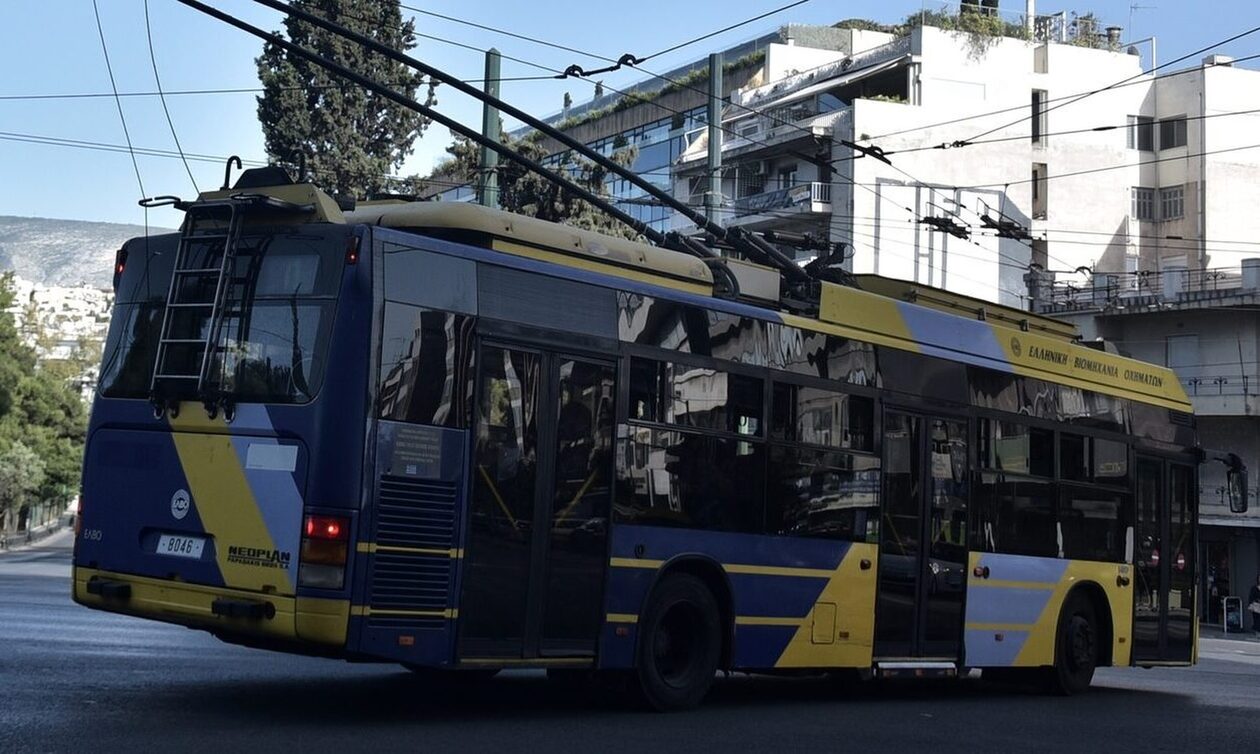 Τροχαίο-στο-κέντρο-της-Αθήνας:-Τρόλεϊ-έπεσε-πάνω-σε-φορτηγό-–-Ένας-τραυματίας