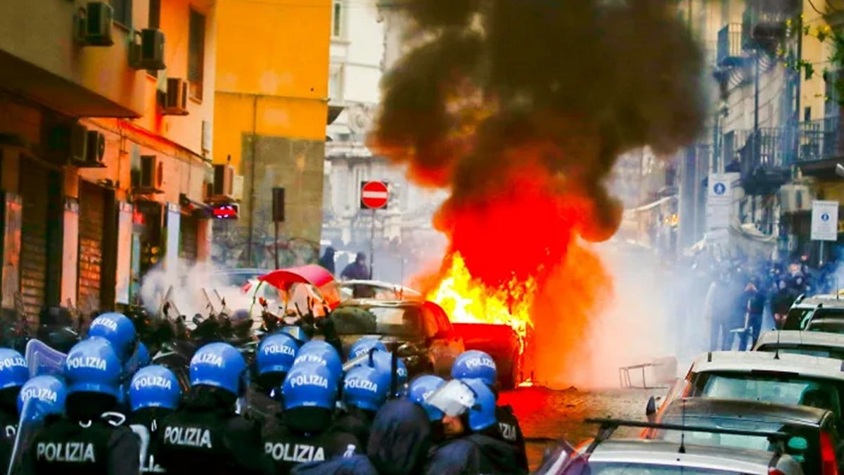 Νάπολη:-Εικόνες-καταστροφής-από-τα-επεισόδια-μεταξύ-οπαδών-και-αστυνομίας-–-ΒΙΝΤΕΟ,-ΦΩΤΟ