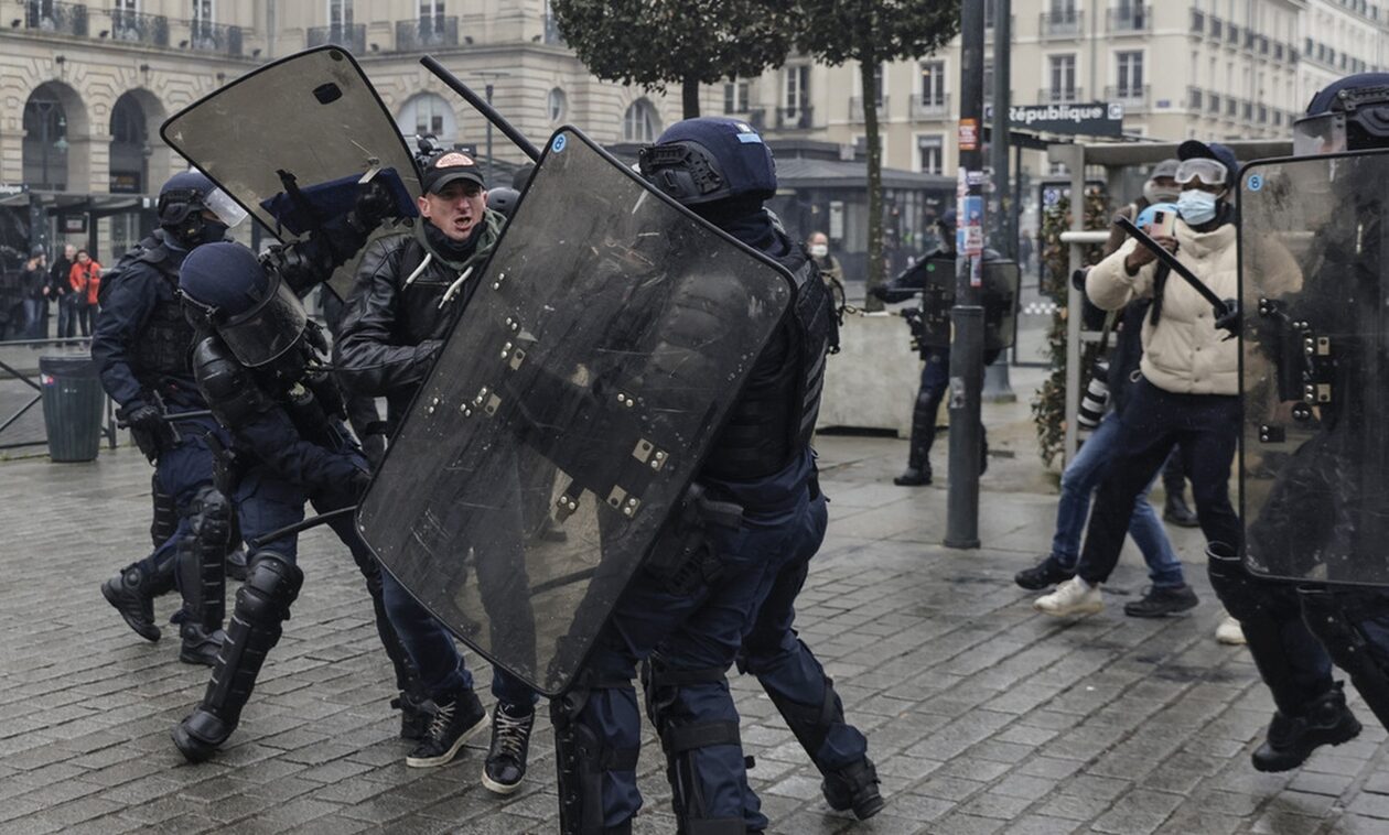 Γαλλία:-Πυρ-ομαδόν-κατά-Μακρόν-από-κόμματα-της-αντιπολίτευσης-και-εργατικά-συνδικάτα