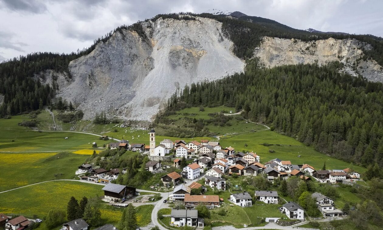 Ελβετία:-Εκκενώνεται-χωριό-στις-Άλπεις-–-Απειλείται-από-την-κατάρρευση-ενός-βουνού