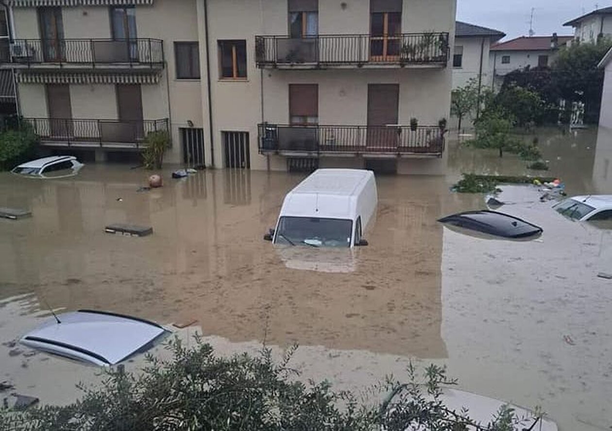 Ιταλία-Σφοδρό-κύμα-κακοκαιρίας:-Πλημμύρισαν-δρόμοι-και-σπίτια-–-Στις-στέγες-κάτοικοι-για-να-σωθούν