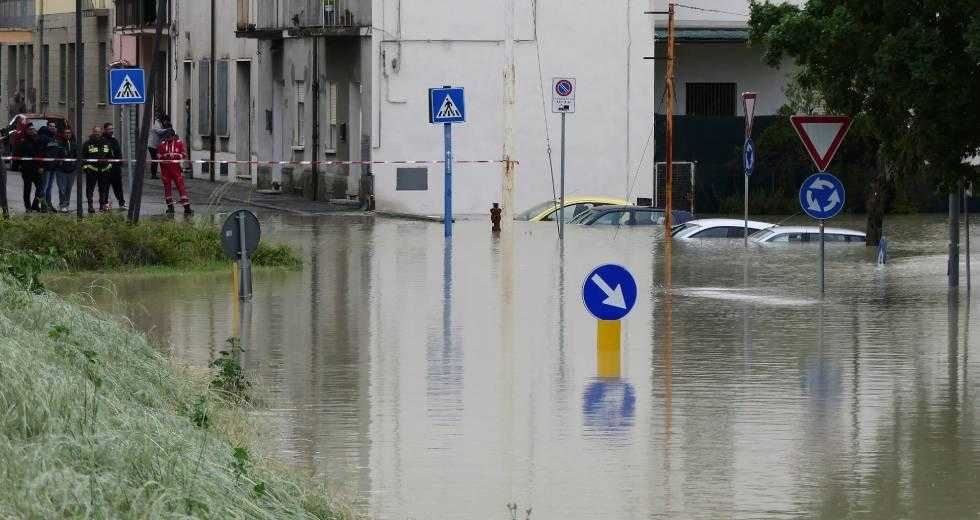Στις-στέγες-σπιτιών-για-να-γλιτώσουν-απ’-τις-σφοδρές-πλημμύρες-σε-περιοχές-της-Ιταλίας-[βίντεο]