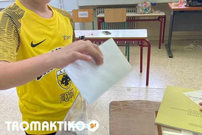 7χρονος-ΑΕΚτζης-έριξε-την-ψήφο-του-μπαμπά-του-ντυμένος-στα…-κιτρινόμαυρα