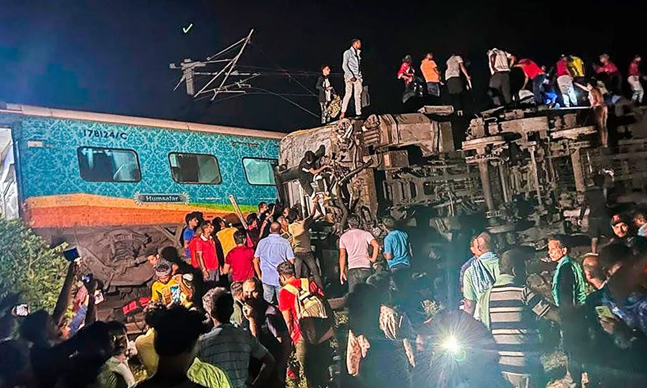 Ινδία:-Ξεπερνούν-τους-200-οι-νεκροί-από-το-σιδηροδρομικό-δυστύχημα-–-Στους-900-οι-τραυματίες
