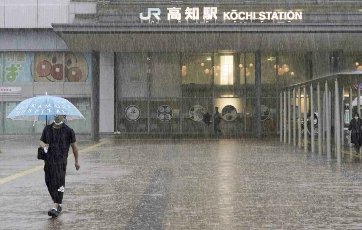 Ιαπωνία:-Τουλάχιστον-ένας-νεκρός-και-δύο-αγνοούμενοι-από-τις-σφοδρές-βροχοπτώσεις