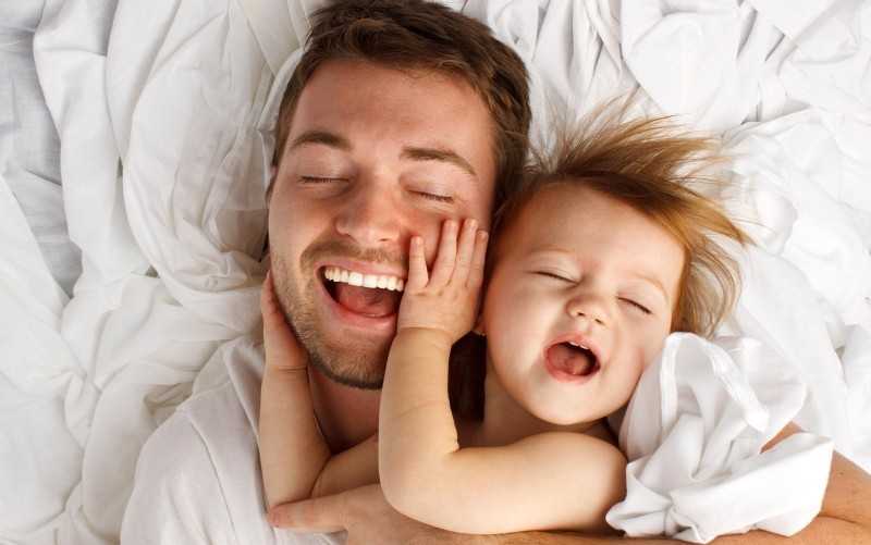 Οι-μπαμπάδες-ασχολούνται-με-τα-παιδιά-3-φορές-περισσότερο-από-τους-δικούς-τους-μπαμπάδες