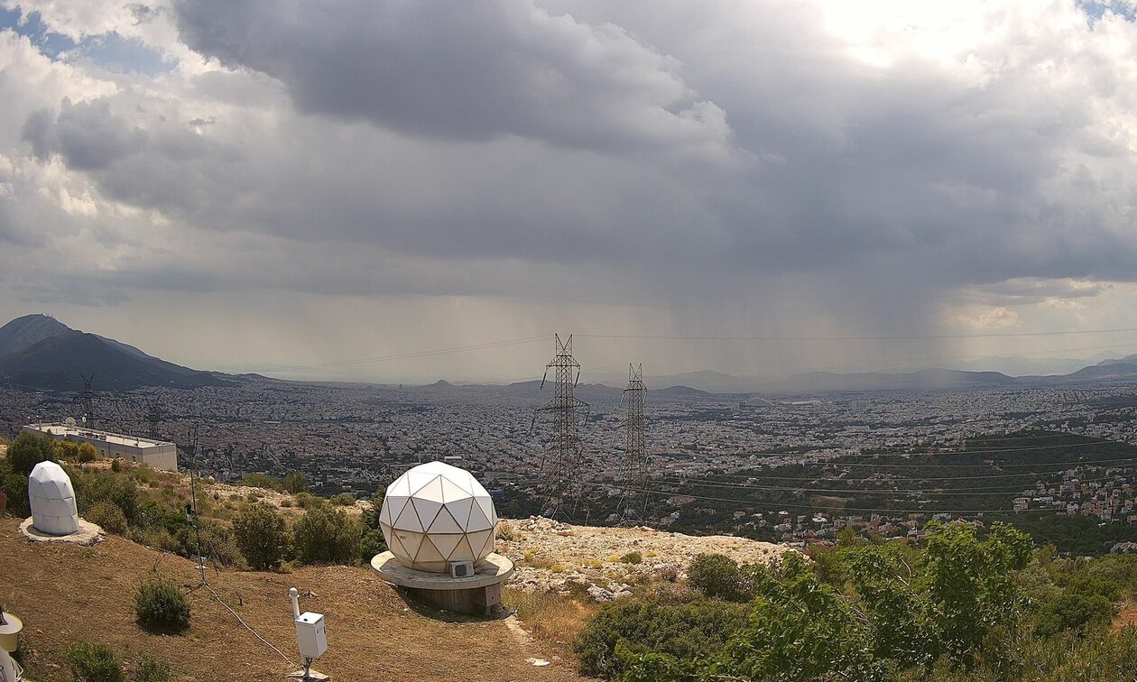 Παραδοχή-meteo-για-απρόβλεπτες-μπόρες-στην-Αθήνα-την-Κυριακή-–-Πού-έριξε-8-mm-βροχής-(χάρτες)