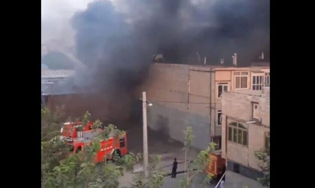 Ιράν:-Μεγάλη-πυρκαγιά-σε-αποθήκη-στην-πόλη-Μασχάντ-(vid)