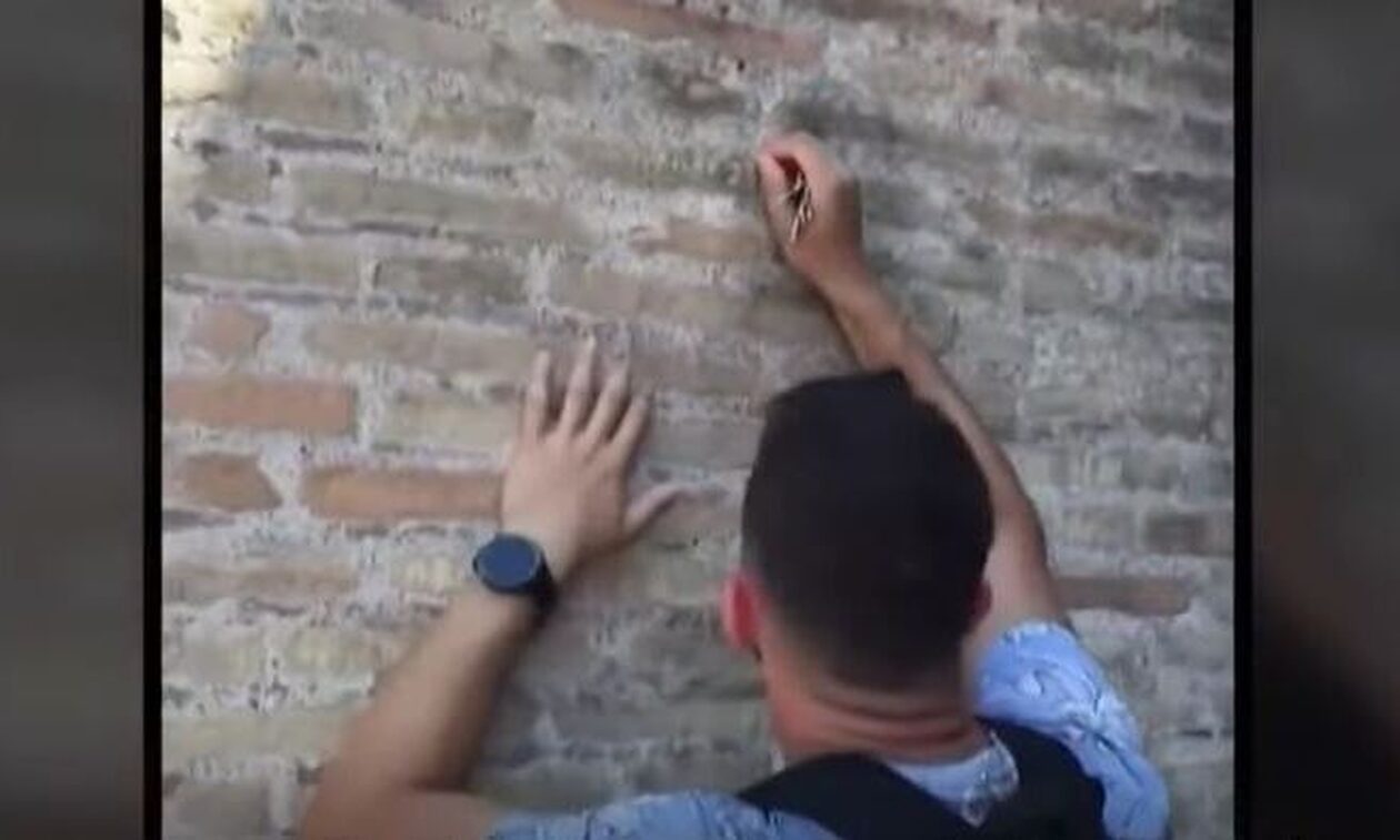 Ιταλία:-Ταυτοποιήθηκε-ο-τουρίστας-που-χάραξε-με-κλειδιά-ονόματα-στο-Κολοσσαίο