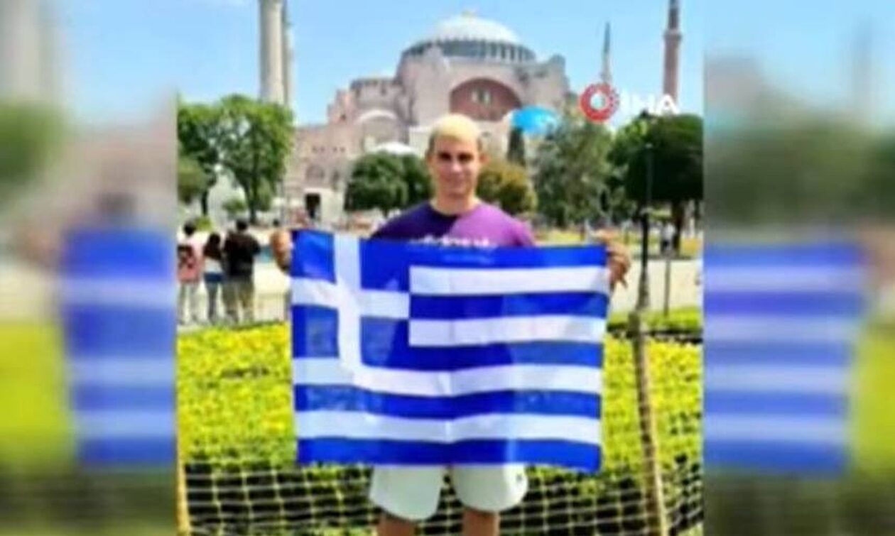 Έλληνας-ύψωσε-την-ελληνική-σημαία-μπροστά-στην-Αγιά-Σοφιά-–-Οι-αντιδράσεις-των-Τούρκων