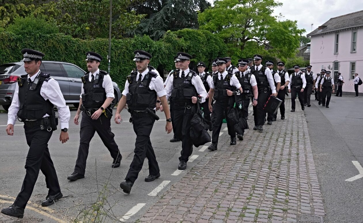 Μεγάλη-Βρετανία:-Τιτάνια-αστυνομική-επιχείρηση-με-957-συλλήψεις-για-ναρκωτικά-και-ξέπλυμα-χρήματος