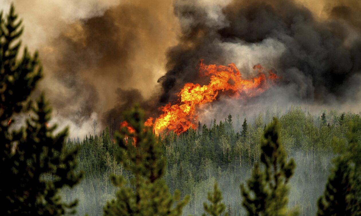 Καναδάς:-Σαρώνουν-οι-καταστροφικές-πυρκαγιές-–-Δεύτερος-νεκρός-πυροσβέστης-μέσα-σε-λίγα-24ωρα