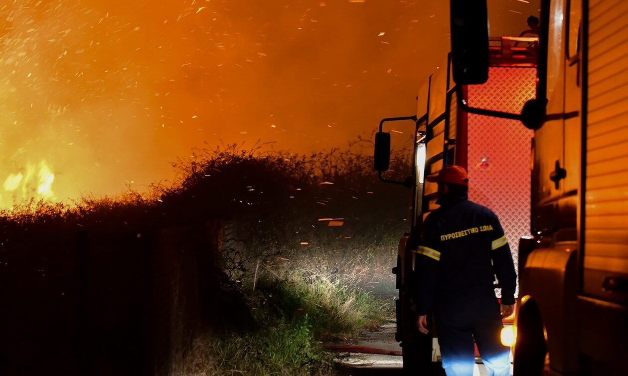 Αναζωπύρωση-στα-Καλύβια:-Καίγονται-σπίτια-και-αποθήκες-στον-οικισμό-Στίπιζα
