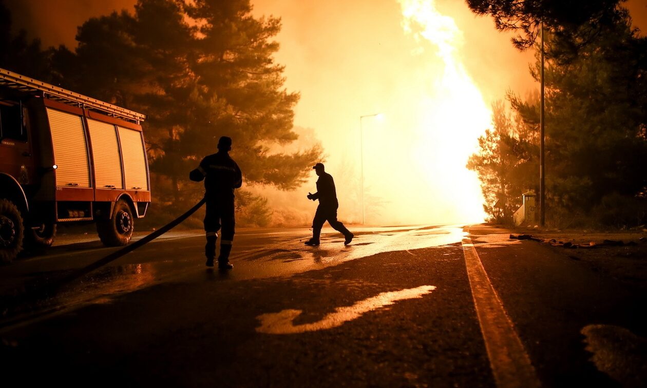 Φωτιά-στο-Λουτράκι:-Μάχη-με-τις-αναζωπυρώσεις-δίνουν-οι-δυνάμεις-της-Πυροσβεστικής