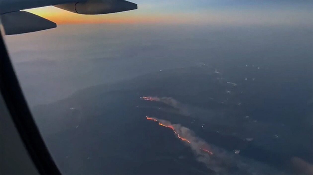 Φωτιά-στη-Ρόδο:-bίντεο-από-αεροπλάνο-δείχνει-την-έκταση-του-μετώπου-με-μήκος-χιλιομέτρων