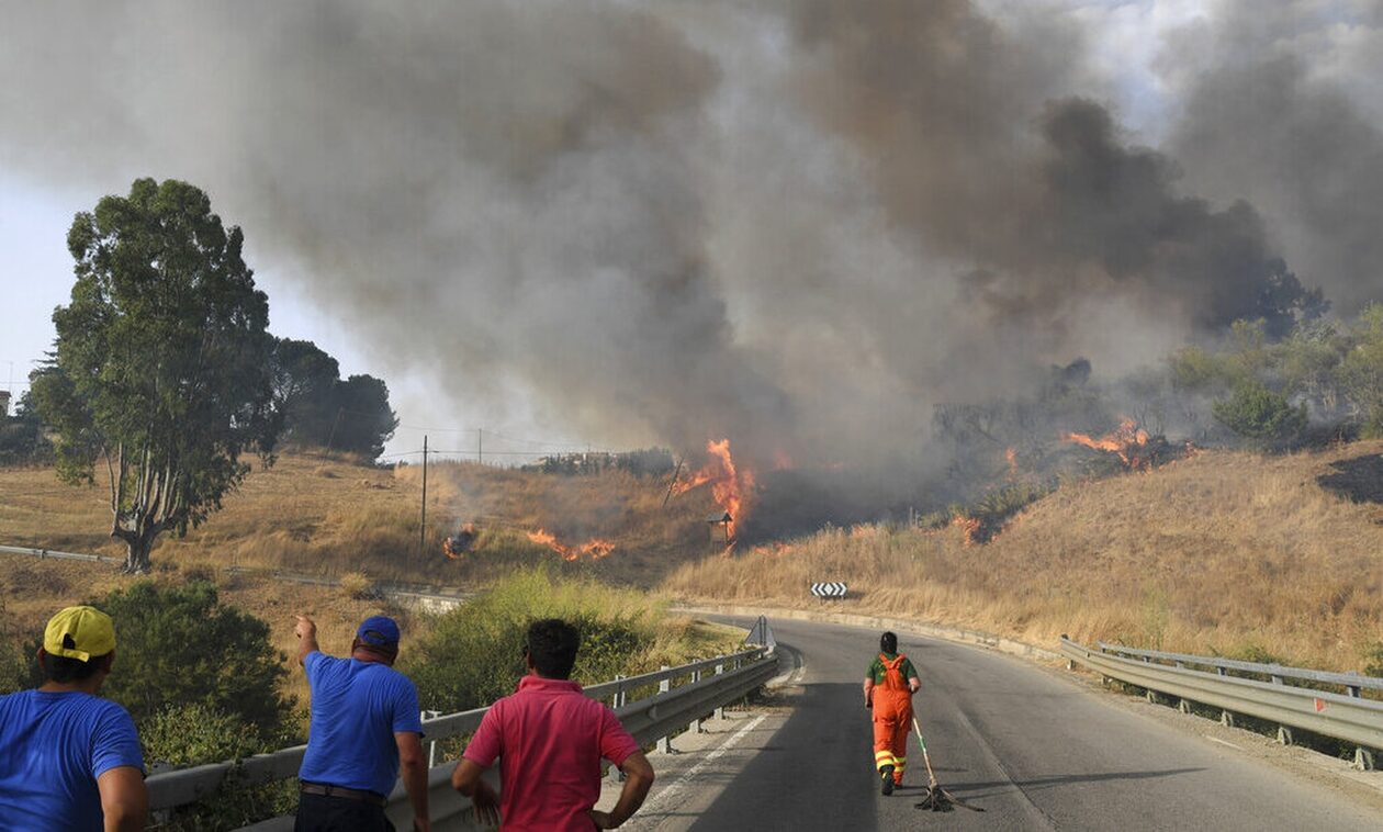 Φωτιές-στην-Ιταλία:-Πενήντα-πυρκαγιές-στη-Σικελία-–-Δεκάδες-κάτοικοι-εγκατέλειψαν-τα-σπίτια-τους