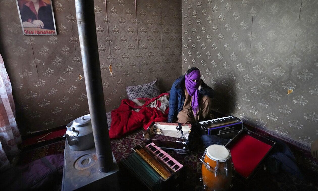 Αφγανιστάν:-Οι-Ταλιμπάν-έκαψαν-μουσικά-όργανα-–-Θεωρούν-«ανήθικη»-τη-μουσική