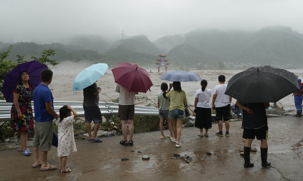 Φονική-κακοκαιρία-στην-Κίνα:-Στο-έλεος-των-σφοδρότερων-βροχοπτώσεων-εδώ-και-140-χρόνια-το-Πεκίνο