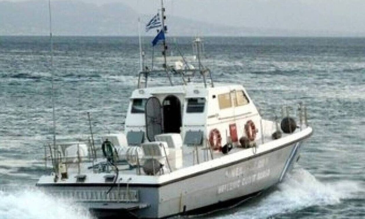 Χαλκιδική:-Προσάραξε-σκάφος-στον-όρμο-Παναγιάς-–-Εγκλωβίστηκαν-στα-βράχια-εννιά-άτομα