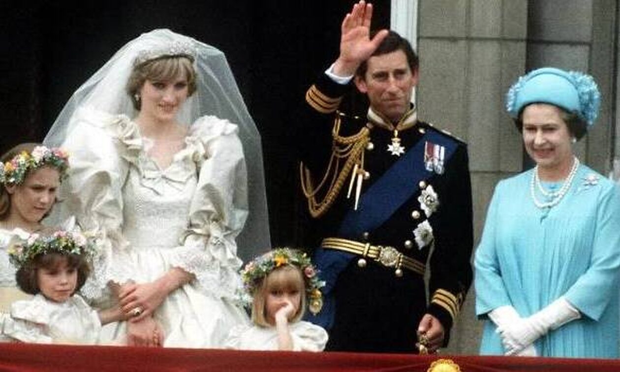 Βασίλισσα-Ελισάβετ:-Η-«γαλάζια-κατάρα»-–-Οι-4-φορές-που-φόρεσε-μπλε-σε-γάμο-και-τα-ζευγάρια-χώρισαν