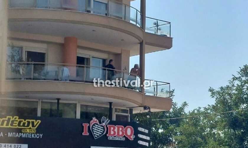 Συναγερμός-στη-Θεσσαλονίκη:-Μεθυσμένος-άνδρας-βγήκε-οπλισμένος-στο-μπαλκόνι
