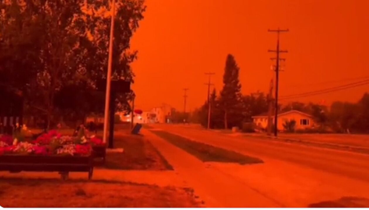 Ζοφερός-και-απόκοσμος-ο-ουρανός-στον-Καναδά-–-Τρομακτικές-οι-εικόνες-από-τις-πυρκαγιές