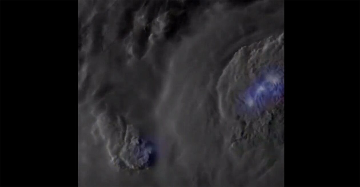 Φλόριντα:-Εντυπωσιακές-δορυφορικές-εικόνες-δείχνουν-κεραυνούς-γύρω-από-τον-τυφώνα-Ιντάλια