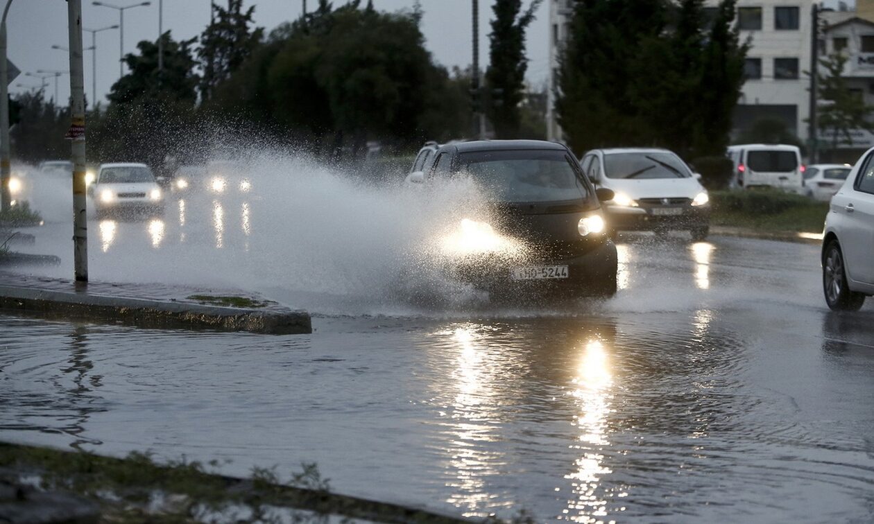Αυτοκίνητο:-Τι-πρέπει-να-προσέχουμε-όταν-οδηγούμε-σε-συνθήκες-βροχής-και-έντονης-ολισθηρότητας