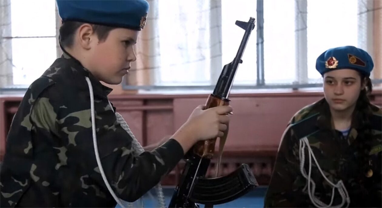 Ουκρανία:-Έφηβοι-εκπαιδεύονται-με-καλάσνικοφ-και-drones