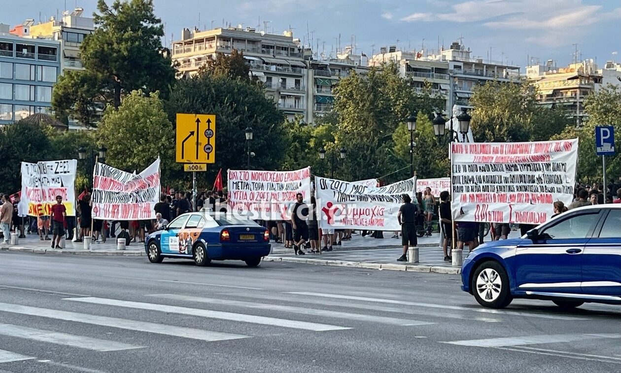 Θεσσαλονίκη:-Διαδηλώσεις-στο-κέντρο-της-πόλης-πριν-από-την-ομιλία-Μητσοτάκη-στη-ΔΕΘ-(εικόνες)