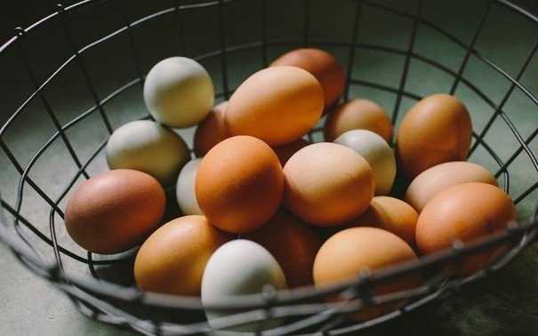 Ποια-είναι-η-διαφορά-μεταξύ-άσπρων-και-καφέ-αυγών