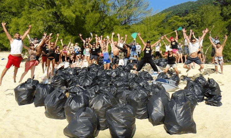 Κόσμος-μαζεύει-μαζικά-σκουπίδια-και-καθαρίζει-πάρκα-και-παραλίες-σε-όλον-τον-πλανήτη