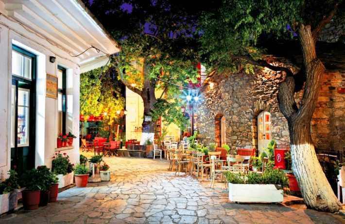 Ζει-τη-νύχτα:-Το-μοναδικό-χωριό-στην-Ελλάδα-που-τα-μαγαζιά-ανοίγουν-στις-11-το-βράδυ-(vid,-pics)