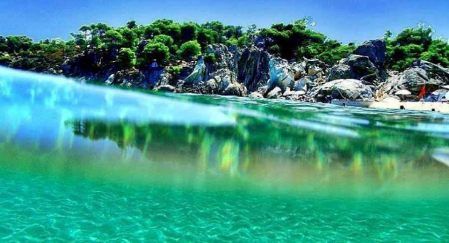 Καβουρότρυπες-Χαλκιδική:-Η-παραλία-με-τα-τιρκουάζ-νερά-και-τα-λευκά-βράχια-που-θυμίζει-εξωτικό-παράδεισο