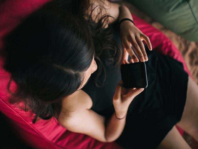 sexting-με-πρώην-σχέση:-Τι-σημαίνει-όταν-ψάχνεις-το-κινητό-του;