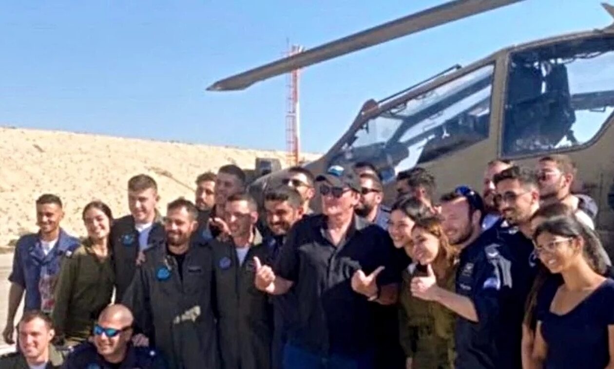 Πόλεμος-στο-Ισραήλ:-Ο-Κουέντιν-Ταραντίνο-επισκέφθηκε-αεροπορική-βάση-και-φωτογραφήθηκε-με-στρατιώτες