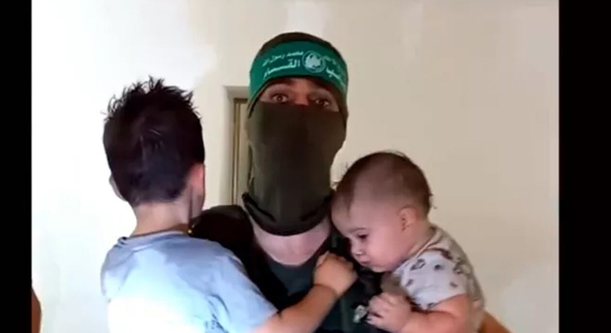 Ανατριχιαστικό-βίντεο-της-Χαμάς:-Ένοπλοι-«προσέχουν»-παιδιά-ομήρους-Ισραηλινών