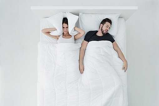 10-τρόποι-για-να-καταφέρεις-να-κοιμηθείς-όταν-ο-σύντροφος-σου-ροχαλίζει