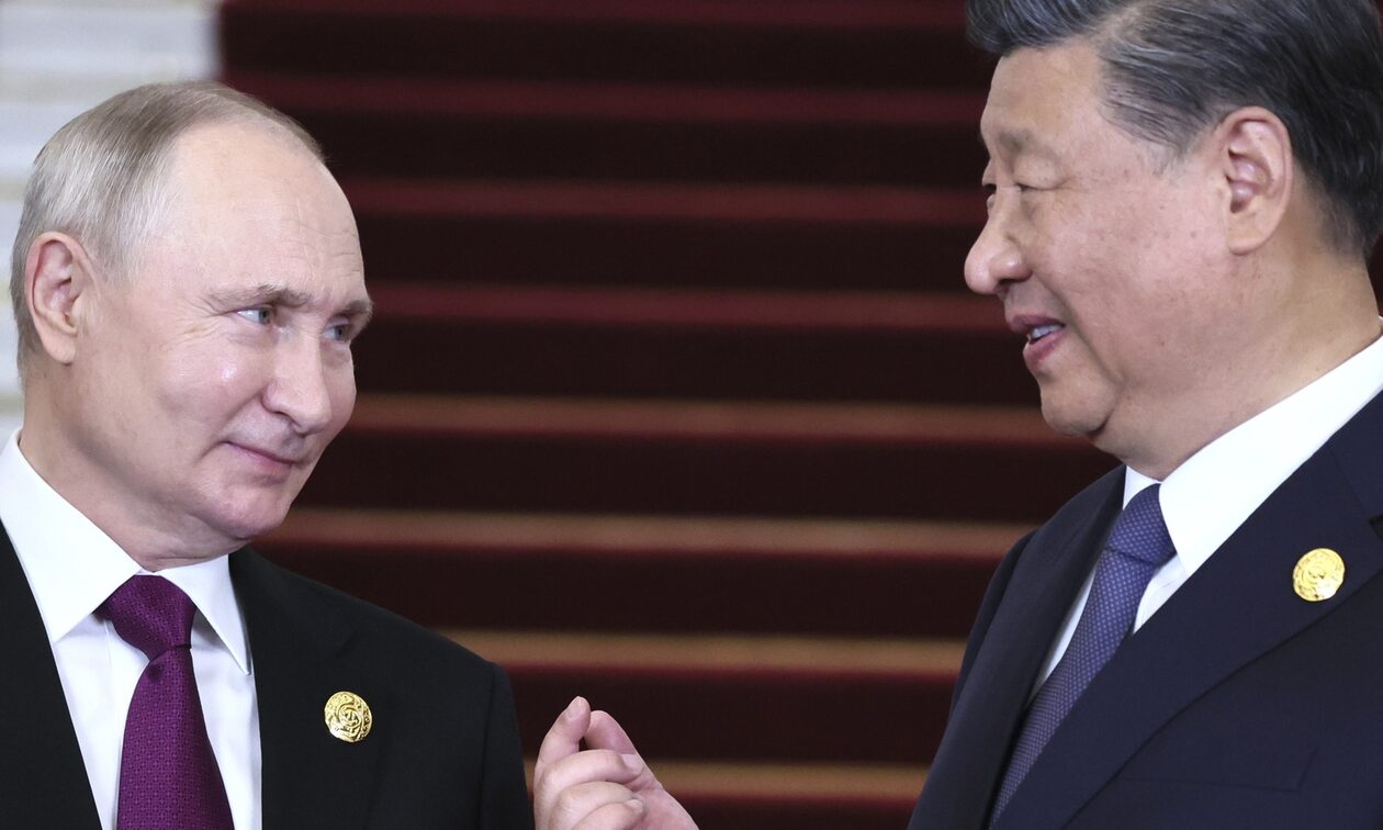 Στο-Πεκίνο-ο-Βλαντιμίρ-Πούτιν-–-Τον-υποδέχθηκε-ο-Σι-Τζινπίνγκ-και-είχαν-«σύντομη-συνομιλία»
