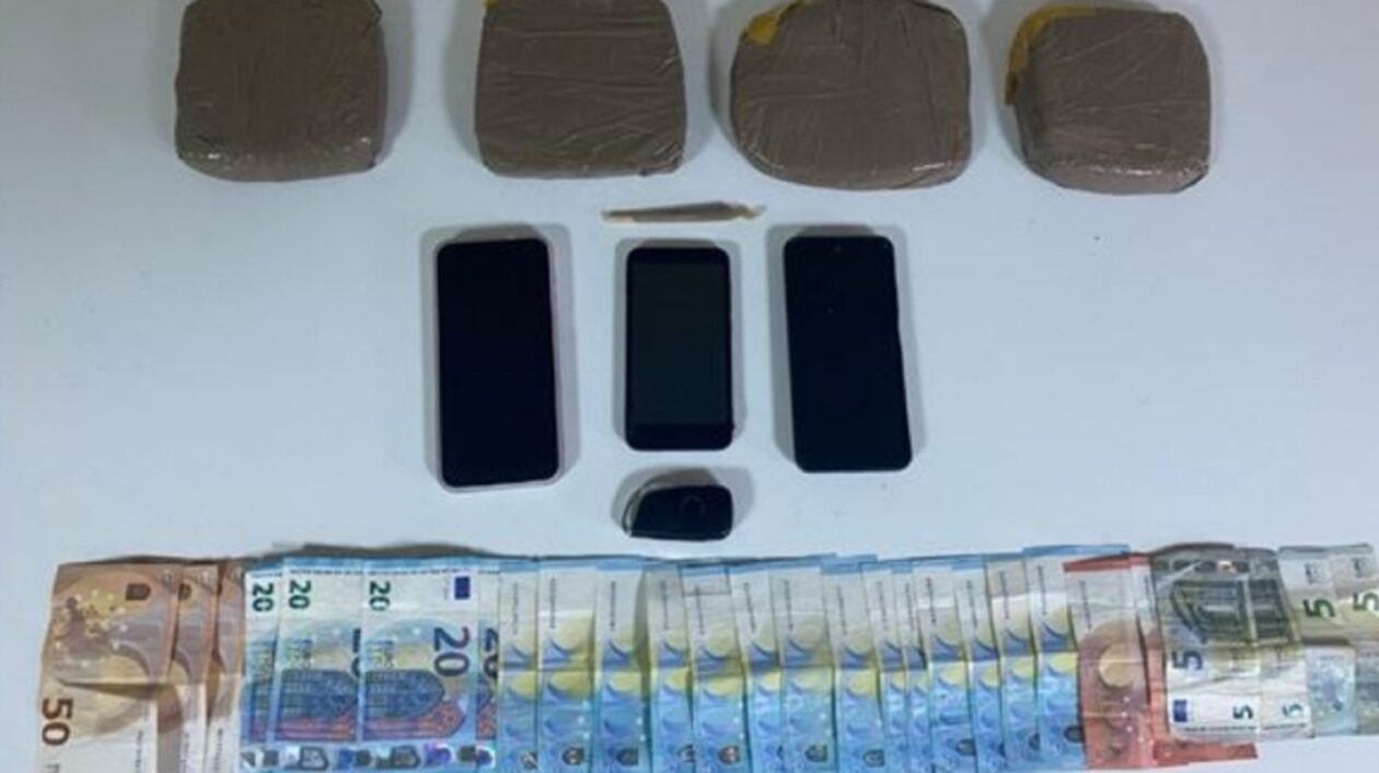 Συλλήψεις-στην-Βέροια:-Έκρυψαν-δύο-κιλά-ηρωίνης-στο-πίσω-κάθισμα-του-ταξί