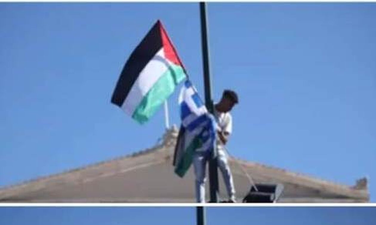 Στα-χέρια-των-αρχών-ο-22χρονος-που-ύψωσε-την-παλαιστινιακή-σημαία-σε-συγκέντρωση-στο-Σύνταγμα